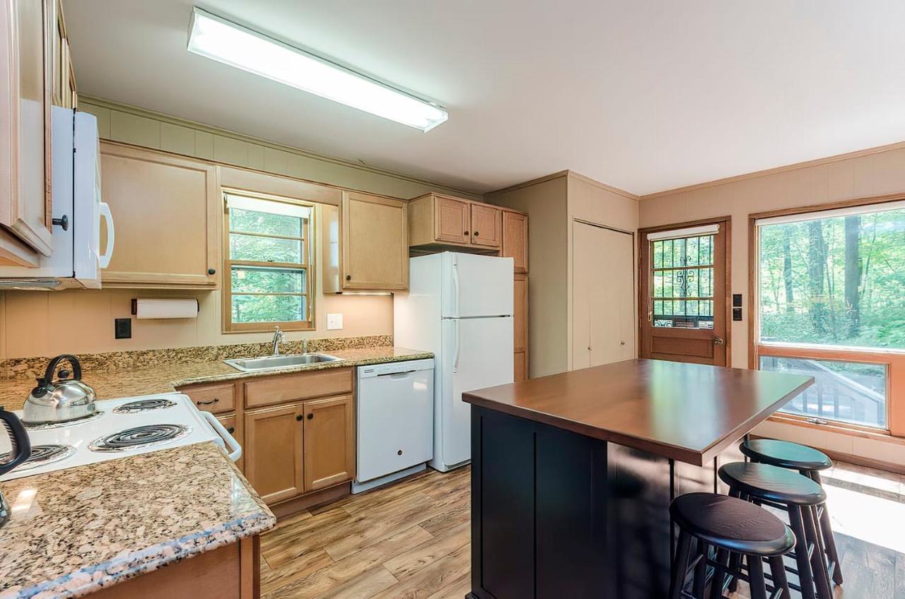 Secluded Oasis W Hot Tub, Screened-In Porch, Wifi! Berkeley Springs Extérieur photo
